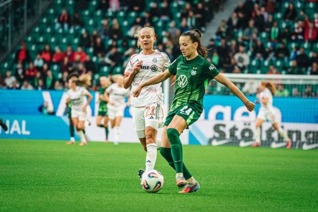 Google Pixel Frauen-Bundesliga: VfL Wolfsburg vs. FC Bayern München, 11.10.2025 Joelle Wedemeyer (VfL Wolfsburg, 24) am Ball, dahinter Pernille Harder (FC Bayern München, 21); Fußball, Google Pixel Frauen-Bundesliga, 6. Spieltag: VfL Wolfsburg vs. FC Bayern München am 11.10.2025 in der Volkswagen Arena, Wolfsburg DFB DFL REGULATIONS PROHIBIT ANY USE OF PHOTOGRAPHS AS IMAGE SEQUENCES AND OR QUASI-VIDEO. Copyright: xBEAUTIFULxSPORTS Tonhäuserx