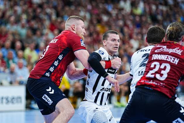 Blaz Blagotinsek SG Flensburg Handewitt, 43 , Elias Ellefsen a Skipagotu THW Kiel, 71 GER, SG Flensburg Handewitt vs THW Kiel, Handball, Bundesliga, Matchday 8, Season 2026 2026, 11 10 2025 GER, SG Flensburg Handewitt vs THW Kiel, Handball, Bundesliga, Matchday 8, Season 2026 2026, 11 10 2025 Flensburg Copyright: xEibner-Pressefoto MarcelxvonxFehrnx EP_MFN