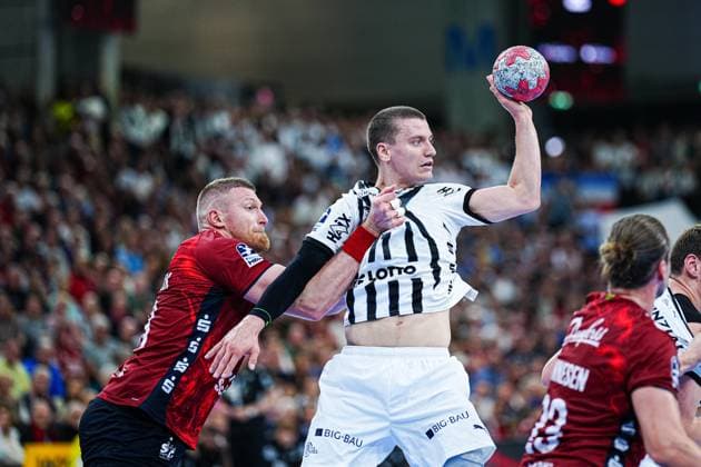 Blaz Blagotinsek SG Flensburg Handewitt, 43 , Elias Ellefsen a Skipagotu THW Kiel, 71 GER, SG Flensburg Handewitt vs THW Kiel, Handball, Bundesliga, Matchday 8, Season 2026 2026, 11 10 2025 GER, SG Flensburg Handewitt vs THW Kiel, Handball, Bundesliga, Matchday 8, Season 2026 2026, 11 10 2025 Flensburg Copyright: xEibner-Pressefoto MarcelxvonxFehrnx EP_MFN