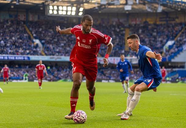 Football - LFC Foundation Friendly - Chelsea FC Legends v Liverpool FC Legends LONDON, ENGLAND - Saturday, October 11, 2025: Liverpool s Ryan Babel (L) is challenged by Chelsea s Gary Cahill during the LFC Foundation match between Chelsea FC Legends and Liverpool FC Legends at Stamford Bridge. (Photo by David Rawcliffe Propaganda) LONDON Stamford Bridge GREATER LONDON ENGLAND  Copyright: xDavidxRawcliffex P2025-10-11-Chelsea_Legends_Liverpool_Legends-120