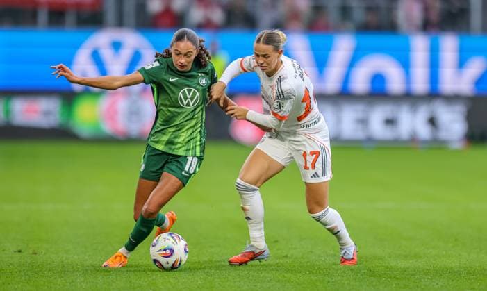 DEU, Wolfsburg, VfL Wolfsburg vs FC Bayern Munich, Google Pixel Bundesliga, DFB, Saison 2526, Volkswagen Arena, 6 Spieltag im Bild f l n r Kessya Bussy VfL Wolfsburg 19 , Klara Bühl Bayern Munich 17 , Zweikampf DFB DFL REGULATIONS PROHIBIT ANY USE OF PHOTOGRAPHS AS IMAGE SEQUENCES AND OR QUASI VIDEO, 11 10 2025 Copyright: HMBxMedia HendrikxHamelau