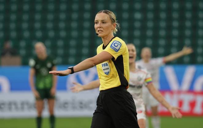 Referee Fabienne Michel Soccer, Women, Season 2025 2026, 1 Liga, Google Pixel Women Bundesliga, VfL Wolfsburg vs FC Bayern Muenchen DFL REGULATIONS PROHIBIT ANY USE OF PHOTOGRAPHS AS IMAGE SEQUENCES AND OR QUASI VIDEO