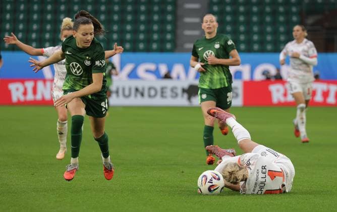 After this scene Joelle Wedemeyer VfL Wolfsburg , Lea Schueller FC Bayern Muenchen got Joelle Wedemeyer VfL Wolfsburg the red card Soccer, Women, Season 2025 2026, 1 League, Google Pixel Women Bundesliga, VfL Wolfsburg vs FC Bayern Muenchen DFL REGULATIONS PROHIBIT ANY USE OF PHOTOGRAPHS AS IMAGE SEQUENCES AND OR QUASI VIDEO