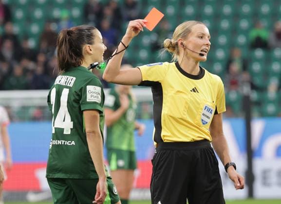 Red card for Joelle Wedemeyer VfL Wolfsburg by referee Fabienne Michel Football, Women, Season 2025 2026, 1 Liga, Google Pixel Women Bundesliga, VfL Wolfsburg vs FC Bayern Muenchen DFL REGULATIONS PROHIBIT ANY USE OF PHOTOGRAPHS AS IMAGE SEQUENCES AND OR QUASI VIDEO