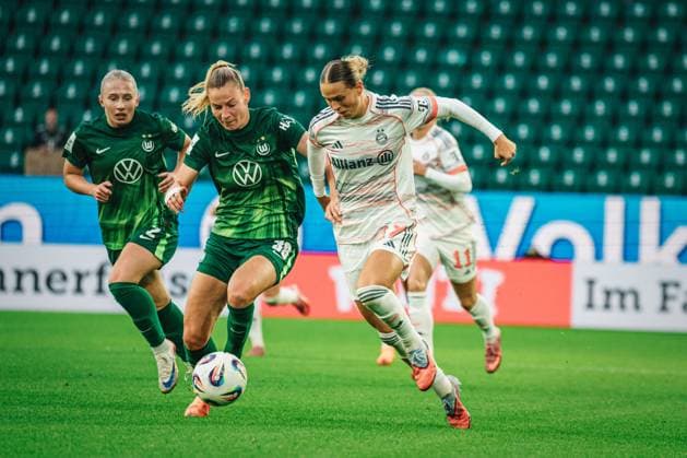 Google Pixel Frauen-Bundesliga: VfL Wolfsburg vs. FC Bayern München, 11.10.2025 Klara Bühl (FC Bayern München, 17) im Zweikampf mit Sarai Linder (VfL Wolfsburg, 39); Fußball, Google Pixel Frauen-Bundesliga, 6. Spieltag: VfL Wolfsburg vs. FC Bayern München am 11.10.2025 in der Volkswagen Arena, Wolfsburg DFB DFL REGULATIONS PROHIBIT ANY USE OF PHOTOGRAPHS AS IMAGE SEQUENCES AND OR QUASI-VIDEO. Copyright: xBEAUTIFULxSPORTS Tonhäuserx