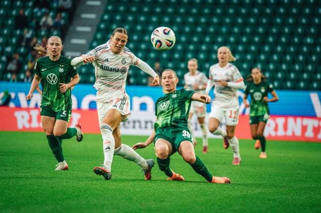 Google Pixel Frauen-Bundesliga: VfL Wolfsburg vs. FC Bayern München, 11.10.2025 Klara Bühl (FC Bayern München, 17) im Zweikampf mit Sarai Linder (VfL Wolfsburg, 39); Fußball, Google Pixel Frauen-Bundesliga, 6. Spieltag: VfL Wolfsburg vs. FC Bayern München am 11.10.2025 in der Volkswagen Arena, Wolfsburg DFB DFL REGULATIONS PROHIBIT ANY USE OF PHOTOGRAPHS AS IMAGE SEQUENCES AND OR QUASI-VIDEO. Copyright: xBEAUTIFULxSPORTS Tonhäuserx