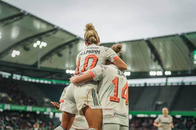 Google Pixel Frauen-Bundesliga: VfL Wolfsburg vs. FC Bayern München, 11.10.2025 JUBEL: Alara ?ehitler (FC Bayern München, 14) zum 1:3; Fußball, Google Pixel Frauen-Bundesliga, 6. Spieltag: VfL Wolfsburg vs. FC Bayern München am 11.10.2025 in der Volkswagen Arena, Wolfsburg DFB DFL REGULATIONS PROHIBIT ANY USE OF PHOTOGRAPHS AS IMAGE SEQUENCES AND OR QUASI-VIDEO. Copyright: xBEAUTIFULxSPORTS Tonhäuserx