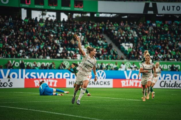 Google Pixel Frauen-Bundesliga: VfL Wolfsburg vs. FC Bayern München, 11.10.2025 JUBEL: Alara ?ehitler (FC Bayern München, 14) zum 1:3; Fußball, Google Pixel Frauen-Bundesliga, 6. Spieltag: VfL Wolfsburg vs. FC Bayern München am 11.10.2025 in der Volkswagen Arena, Wolfsburg DFB DFL REGULATIONS PROHIBIT ANY USE OF PHOTOGRAPHS AS IMAGE SEQUENCES AND OR QUASI-VIDEO. Copyright: xBEAUTIFULxSPORTS Tonhäuserx