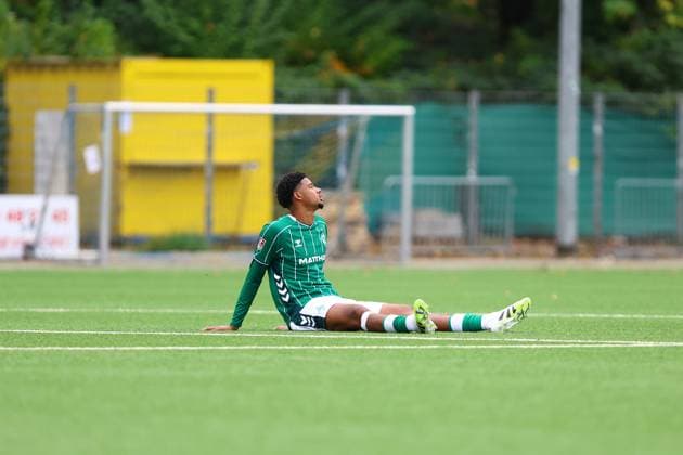11 Salim Amani Musah SV Werder Bremen U23 injured and disappointed at the ground Football I Men I Regionalliga Nord I Season 2025 2026 I Matchday 14 I Hamburger SV U21 SV Werder Bremen U23 I 11 10 2025 I Stadion Hoheluft