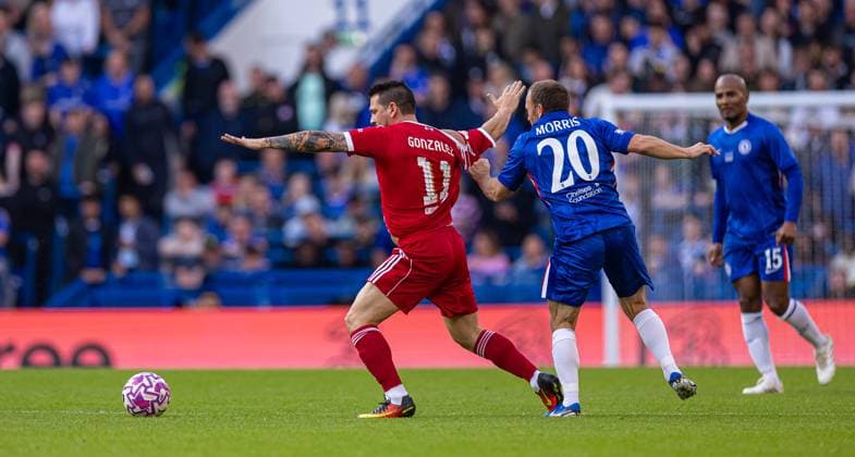 Football - LFC Foundation Friendly - Chelsea FC Legends v Liverpool FC Legends LONDON, ENGLAND - Saturday, October 11, 2025: Liverpool s Mark Gonzalez is pulled bacl by Chelsea s Jody Morris during the LFC Foundation match between Chelsea FC Legends and Liverpool FC Legends at Stamford Bridge. (Photo by David Rawcliffe Propaganda) LONDON Stamford Bridge GREATER LONDON ENGLAND  Copyright: xDavidxRawcliffex P2025-10-11-Chelsea_Legends_Liverpool_Legends-129
