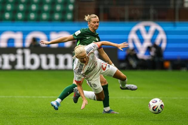 Pernille Harder Bayern Munich,21 vs Alexandra Popp VfL Wolfsburg,11 Google Pixel Womens Bundesliga Season 2025 2026 VfL Wolfsburg vs FC Bayern Munich at the Volkswagen Arena in Wolfsburg Action,Soccer,Woman,Women,Ladies,Germany,11 10 2025