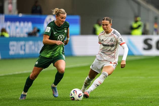 Alexandra Popp VfL Wolfsburg,11 vs Klara Bühl Bayern Munich,17 Google Pixel Womens Bundesliga Season 2025 2026 VfL Wolfsburg vs FC Bayern Munich at the Volkswagen Arena in Wolfsburg Action,Soccer,Woman,Women,Ladies,Germany,11 10 2025