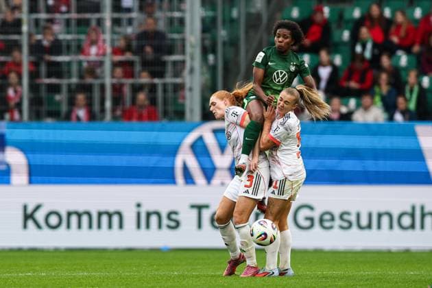 Lineth Beerensteyn VfL Wolfsburg,9 vs Stine Ballisager l ,Bayern Munich,3 and Georgia Stanway Bayern Munich,31 Google Pixel Womens Bundesliga Season 2025 2026 VfL Wolfsburg vs FC Bayern Munich at the Volkswagen Arena in Wolfsburg Action,Soccer,Woman,Women,Ladies,Germany,11 10 2025