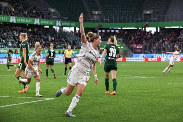 Goal celebration Alara Sehitler Bayern Munich,14 scores to 1 3 Google Pixel Womens Bundesliga Season 2025 2026 VfL Wolfsburg vs FC Bayern Munich at the Volkswagen Arena in Wolfsburg action,soccer,woman,women,ladies,Germany,11 10 2025