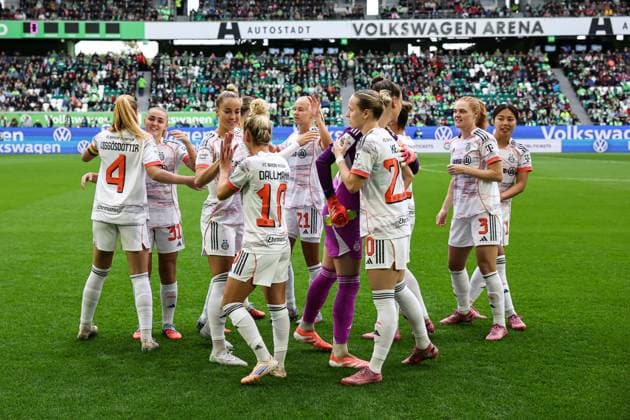 v l Glodis Perla Viggosdottir Bayern Munich,4 , Georgia Stanway Bayern Munich,31 , Giulia Gwinn Bayern Munich,7 , Linda Dallmann Bayern Munich,10 , Pernille Harder Bayern Munich,21 , Franziska Kett Bayern Munich,20 , Stine Ballisager Bayern Munich,3 , Momoko Tanikawa Bayern Munich,18 Google Pixel Womens Bundesliga Season 2025 2026 VfL Wolfsburg vs FC Bayern Munich at the Volkswagen Arena in Wolfsburg Action,Soccer,Woman,Women,Ladies,Germany,11 10 2025