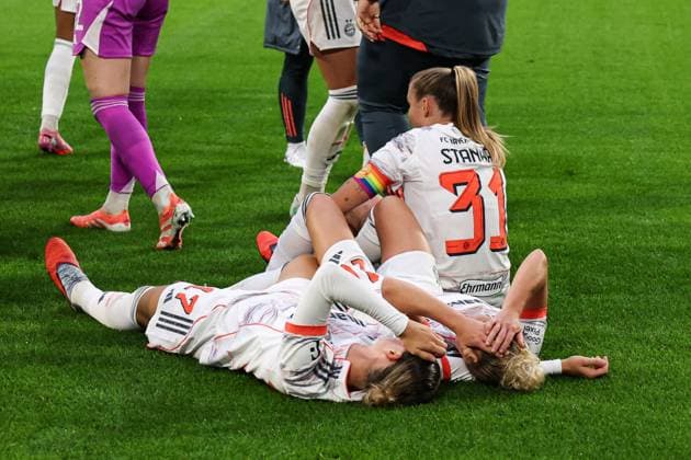 v l Klara Bühl Bayern Munich,17 , Linda Dallmann Bayern Munich,10 , Georgia Stanway Bayern Munich,31 lie in front of the fan block Google Pixel Womens Bundesliga Season 2025 2026 VfL Wolfsburg vs FC Bayern Munich at the Volkswagen Arena in Wolfsburg Action,Soccer,Woman,Women,Ladies,Germany,11 10 2025