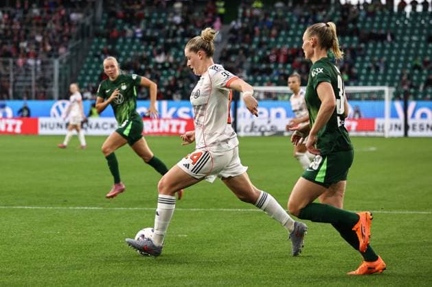 Alara Sehitler Bayern Munich,14 hits to 1 3 Google Pixel Womens Bundesliga Season 2025 2026 VfL Wolfsburg vs FC Bayern Munich at the Volkswagen Arena in Wolfsburg action,soccer,woman,women,ladies,Germany,11 10 2025
