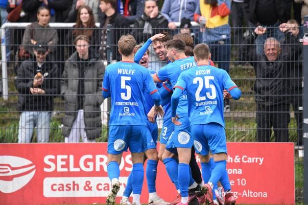 Soccer I Men I Season 2025 2026 I Regionalliga Nord I Matchday 14 I Altona 93 SV Drochtersen Assel I 11 10 2025 The SV D A players cheer after scoring a late goal to take the lead For editorial use only Hamburg Adolf Jäger Kampfbahn, Griegstr 62 Hamburg Germany Copyright: xLobeca RobertoxSeidelx