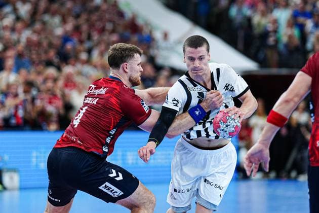 Johannes Golla SG Flensburg Handewitt, 04 , Elias Ellefsen a Skipagotu THW Kiel, 71 GER, SG Flensburg Handewitt vs THW Kiel, Handball, Bundesliga, Matchday 8, Season 2026 2026, 11 10 2025 GER, SG Flensburg Handewitt vs THW Kiel, Handball, Bundesliga, Matchday 8, Season 2026 2026, 11 10 2025 Flensburg Copyright: xEibner-Pressefoto MarcelxvonxFehrnx EP_MFN