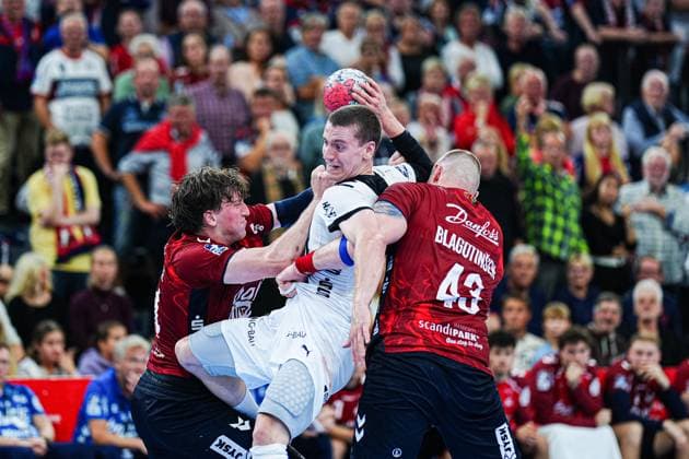 Lasse Moeller SG Flensburg Handewitt, 64 , Elias Ellefsen a Skipagotu THW Kiel, 71 , Blaz Blagotinsek SG Flensburg Handewitt, 43 GER, SG Flensburg Handewitt vs THW Kiel, Handball, Bundesliga, Matchday 8, Season 2026 2026, 11 10 2025 GER, SG Flensburg Handewitt vs THW Kiel, Handball, Bundesliga, Matchday 8, Season 2026 2026, 11 10 2025 Flensburg Copyright: xEibner-Pressefoto MarcelxvonxFehrnx EP_MFN