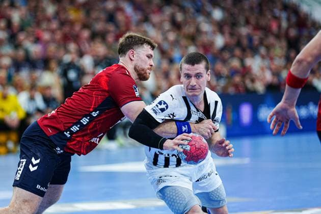 Johannes Golla SG Flensburg Handewitt, 04 , Elias Ellefsen a Skipagotu THW Kiel, 71 GER, SG Flensburg Handewitt vs THW Kiel, Handball, Bundesliga, Matchday 8, Season 2026 2026, 11 10 2025 GER, SG Flensburg Handewitt vs THW Kiel, Handball, Bundesliga, Matchday 8, Season 2026 2026, 11 10 2025 Flensburg Copyright: xEibner-Pressefoto MarcelxvonxFehrnx EP_MFN