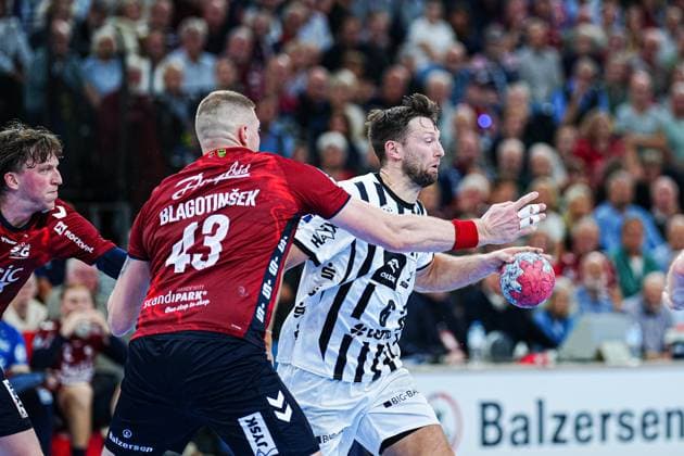 Blaz Blagotinsek SG Flensburg Handewitt, 43 , Harald Reinkind THW Kiel, 06 GER, SG Flensburg Handewitt vs THW Kiel, Handball, Bundesliga, Matchday 8, Season 2026 2026, 11 10 2025 GER, SG Flensburg Handewitt vs THW Kiel, Handball, Bundesliga, Matchday 8, Season 2026 2026, 11 10 2025 Flensburg Copyright: xEibner-Pressefoto MarcelxvonxFehrnx EP_MFN