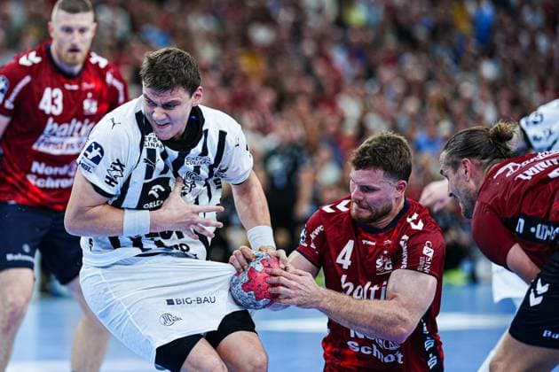 Lucas Laube THW Kiel, 20 , Johannes Golla SG Flensburg Handewitt, 04 GER, SG Flensburg Handewitt vs THW Kiel, Handball, Bundesliga, Matchday 8, Season 2026 2026, 11 10 2025 GER, SG Flensburg Handewitt vs THW Kiel, Handball, Bundesliga, Matchday 8, Season 2026 2026, 11 10 2025 Flensburg Copyright: xEibner-Pressefoto MarcelxvonxFehrnx EP_MFN