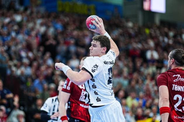 Throw Goal Lucas Laube THW Kiel, 20 GER, SG Flensburg Handewitt vs THW Kiel, Handball, Bundesliga, Matchday 8, Season 2026 2026, 11 10 2025 GER, SG Flensburg Handewitt vs THW Kiel, Handball, Bundesliga, Matchday 8, Season 2026 2026, 11 10 2025 Flensburg Copyright: xEibner-Pressefoto MarcelxvonxFehrnx EP_MFN