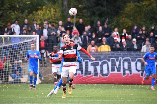 Soccer I Men I Season 2025 2026 I Regionalliga Nord I 14 Matchday I Altona 93 SV Drochtersen Assel I 11 10 2025 Holger Nils Brüning 14, AFC looks up to the ball For editorial use only Hamburg Adolf Jäger Kampfbahn, Griegstr 62 Hamburg Germany Copyright: xLobeca RobertoxSeidelx