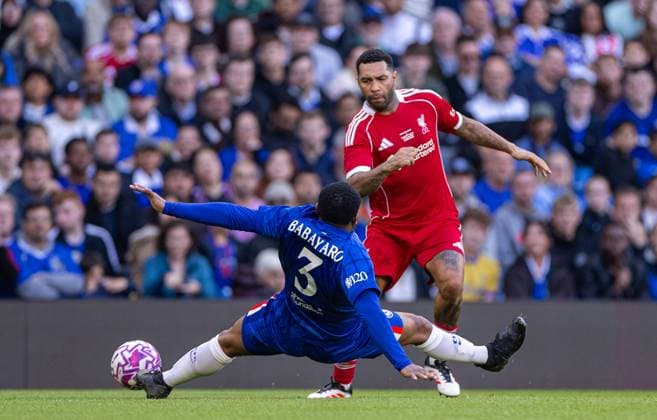 Football - LFC Foundation Friendly - Chelsea FC Legends v Liverpool FC Legends LONDON, ENGLAND - Saturday, October 11, 2025: Liverpool s Jermaine Pennant is brought down by Chelsea s Celestine Babayaro during the LFC Foundation match between Chelsea FC Legends and Liverpool FC Legends at Stamford Bridge. (Photo by David Rawcliffe Propaganda) LONDON Stamford Bridge GREATER LONDON ENGLAND  Copyright: xDavidxRawcliffex P2025-10-11-Chelsea_Legends_Liverpool_Legends-134