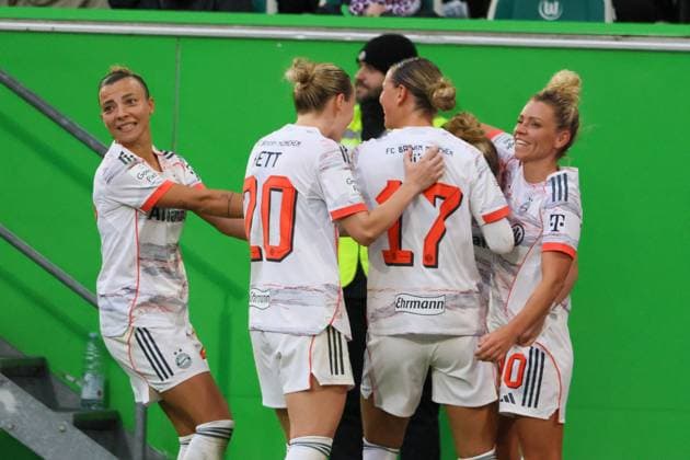 Wolfsburg, Germany 11 October 2025 1 BL Women 2025 2026 VfL Wolfsburg vs FC Bayern Munich In the picture goal scorer Alara FCB , hidden in the picture, scores the goal to 3 1 for FCB and cheers with Arianna Caruso FCB , Franziska Kett FCB , Klara Bühl Buehl FCB and Linda Dallmann FCB DFB regulations prohibit any use of photographs as image sequences and or quasi video AOK Stadion Niedersachsen Copyright: xFotostandx xFantinix