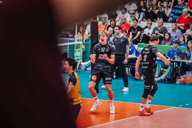 Volleyball mens season 2025 2026 League Cup 2025 VfB Friedrichshafen vs SVG Lüneburg 11 10 2025 Axel Enlund 17 SVG Lüneburg cheers