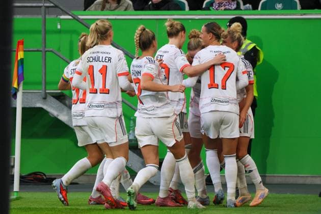 Wolfsburg, Germany 11 October 2025 1 BL Women 2025 2026 VfL Wolfsburg vs FC Bayern Munich In the picture Goalscorer Alara FCB , hidden in the picture, scores the goal to 3 1 for FCB and cheers with her teammates DFB regulations prohibit any use of photographs as image sequences and or quasi video AOK Stadion Niedersachsen Copyright: xFotostandx xFantinix