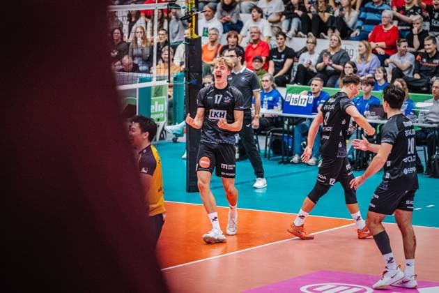 Volleyball mens season 2025 2026 League Cup 2025 VfB Friedrichshafen vs SVG Lüneburg 11 10 2025 Axel Enlund 17 SVG Lüneburg cheers