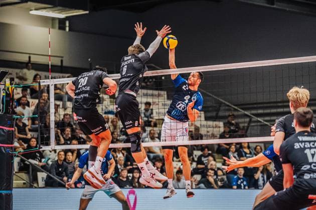 Volleyball mens season 2025 2026 League Cup 2025 VfB Friedrichshafen vs SVG Lüneburg 11 10 2025 Tim Peter 4 VfB Friedrichshafen against the block of Jackson Howe 6 SVG Lüneburg
