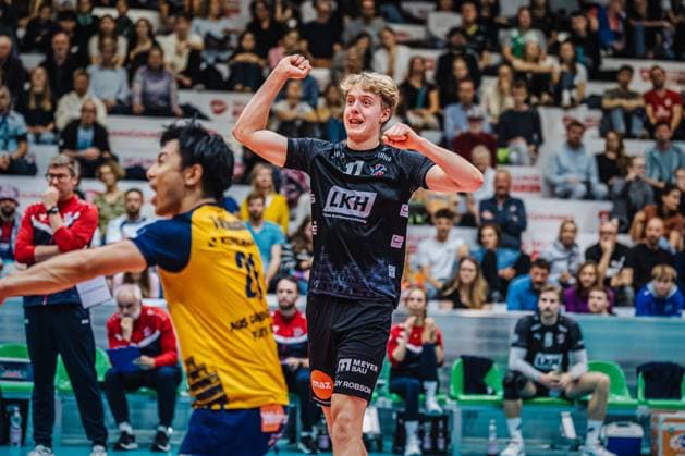 Volleyball mens season 2025 2026 League Cup 2025 VfB Friedrichshafen vs SVG Lüneburg 11 10 2025 Axel Enlund 17 SVG Lüneburg cheers