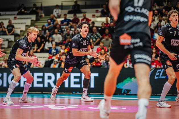 Volleyball mens season 2025 2026 League Cup 2025 VfB Friedrichshafen vs SVG Lüneburg 11 10 2025 Ethan Champlin 20 SVG Lüneburg cheers with the team