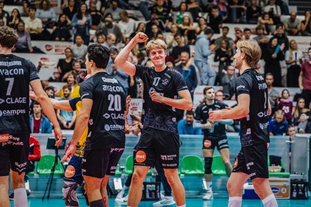 Volleyball mens season 2025 2026 League Cup 2025 VfB Friedrichshafen vs SVG Lüneburg 11 10 2025 The SVG Lüneburg team celebrates