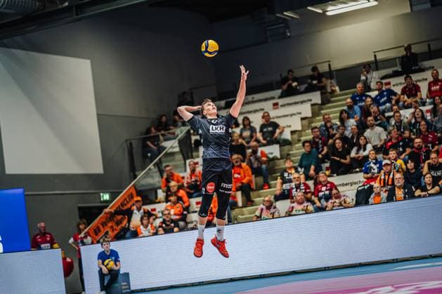 Volleyball mens season 2025 2026 League Cup 2025 VfB Friedrichshafen vs SVG Lüneburg 11 10 2025 Santeri Välimaa 12 SVG Lüneburg serving