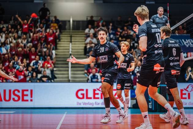 Volleyball mens season 2025 2026 League Cup 2025 VfB Friedrichshafen vs SVG Lüneburg 11 10 2025 Ethan Champlin 20 SVG Lüneburg cheers