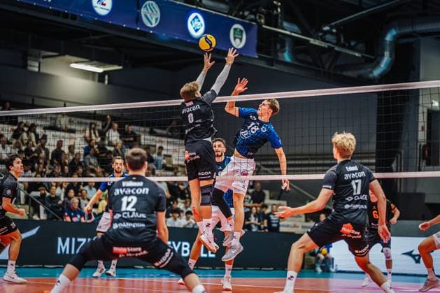 Volleyball mens season 2025 2026 League Cup 2025 VfB Friedrichshafen vs SVG Lüneburg 11 10 2025 Simon Tabermann Uhrenholt 18 VfB Friedrichshafen against the block of Jackson Howe 6 SVG Lüneburg