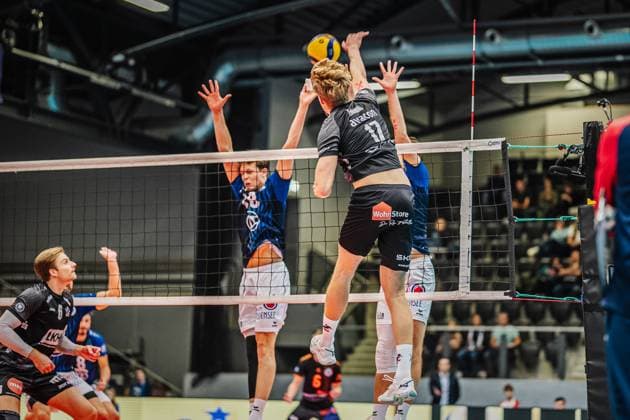 Volleyball mens season 2025 2026 League Cup 2025 VfB Friedrichshafen vs SVG Lüneburg 11 10 2025 Axel Enlund 17 SVG Lüneburg against the block of Simon Tabermann Uhrenholt 18 VfB Friedrichshafen and Kyle Hobus 7 VfB Friedrichshafen