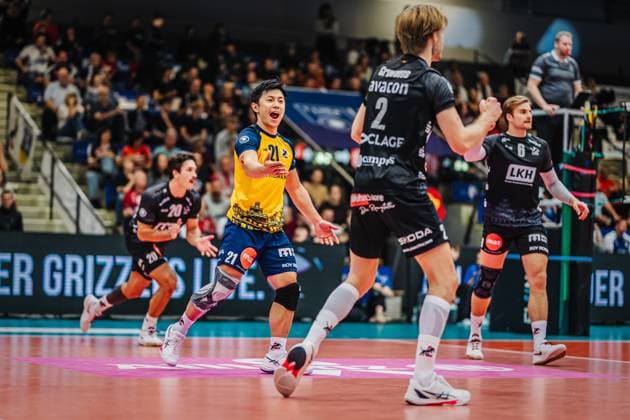 Volleyball mens season 2025 2026 League Cup 2025 VfB Friedrichshafen vs SVG Lüneburg 11 10 2025 Sho Takahashi 21 SVG Lüneburg cheers with the team