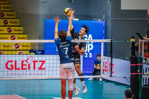 Volleyball mens season 2025 2026 League Cup 2025 VfB Friedrichshafen vs SVG Lüneburg 11 10 2025 Ethan Champlin 20 SVG Lüneburg against the block of Kyle Hobus 7 VfB Friedrichshafen