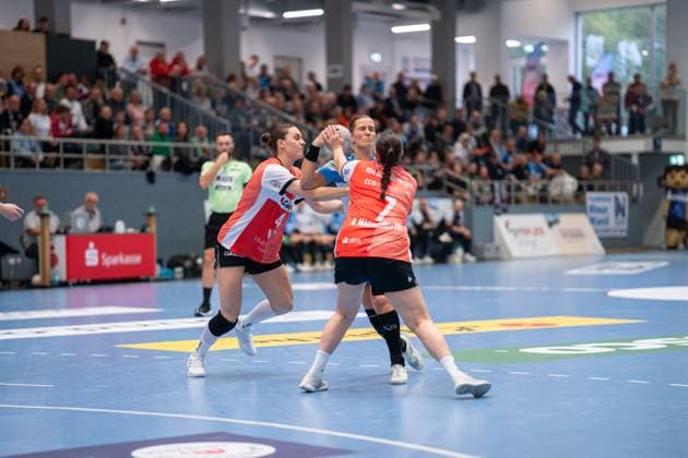 HSG Blomberg Lippe GER vs Sport Union Neckarsulm GER , Handball, 1 Handball Bundesliga Women, 5 Matchday, 11 10 2025, Season 2025 2026, Blomberg Andrea Jacobsen HSG Blomberg Lippe, 04 and Diana Magnusdottir HSG Blomberg Lippe, 07 defend against Munia Smits Sport Union Neckarsulm, 23 Blomberg Sporthalle an der Ulmenallee Germany