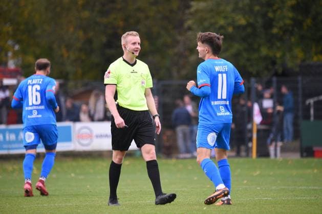 Soccer I Men I Season 2025 2026 I Regionalliga Nord I 14 Matchday I Altona 93 SV Drochtersen Assel I 11 10 2025 Jannek Hansen Referee , Jorik Wulff 11, SVDA For editorial use only Hamburg Adolf Jäger Kampfbahn, Griegstr 62 Hamburg Germany Copyright: xLobeca RobertoxSeidelx