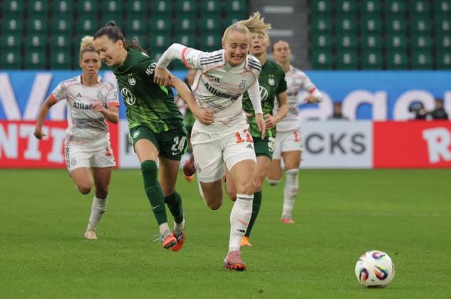 Joelle Wedemeyer VfL Wolfsburg in duel with Lea Schueller FC Bayern Muenchen , afterwards there was the red card for Joelle Wedemeyer VfL Wolfsburg Football, Women, Season 2025 2026, 1 League, Google Pixel Women Bundesliga, VfL Wolfsburg vs FC Bayern Muenchen, 1 3 DFL REGULATIONS PROHIBIT ANY USE OF PHOTOGRAPHS AS IMAGE SEQUENCES AND OR QUASI VIDEO