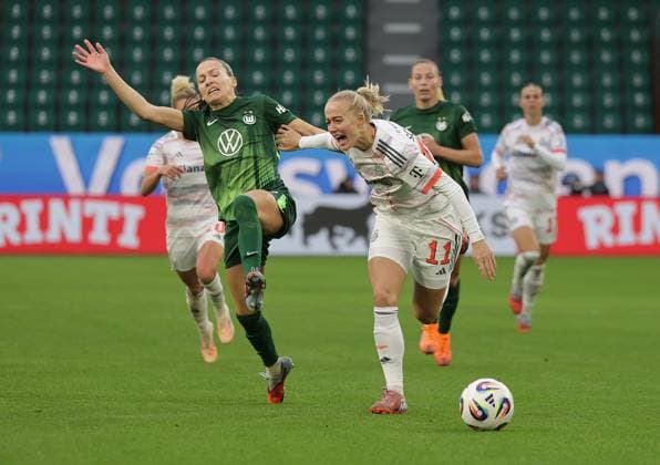 Joelle Wedemeyer VfL Wolfsburg in duel with Lea Schueller FC Bayern Muenchen , afterwards there was the red card for Joelle Wedemeyer VfL Wolfsburg Football, Women, Season 2025 2026, 1 League, Google Pixel Women Bundesliga, VfL Wolfsburg vs FC Bayern Muenchen, 1 3 DFL REGULATIONS PROHIBIT ANY USE OF PHOTOGRAPHS AS IMAGE SEQUENCES AND OR QUASI VIDEO