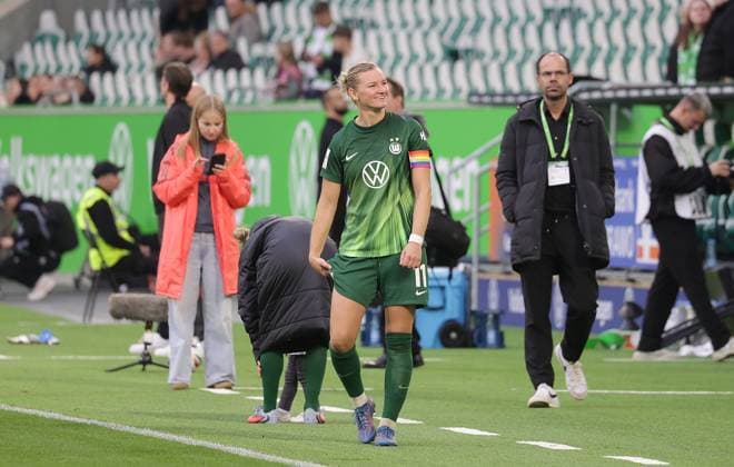 Alexandra Popp VfL Wolfsburg with press spokesman Dirk Zilles Football, Women, Season 2025 2026, 1 Liga, Google Pixel Women Bundesliga, VfL Wolfsburg vs FC Bayern Muenchen, 1 3 DFL REGULATIONS PROHIBIT ANY USE OF PHOTOGRAPHS AS IMAGE SEQUENCES AND OR QUASI VIDEO