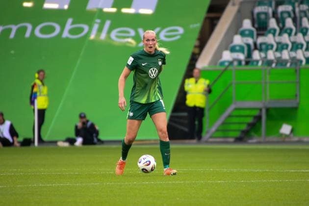 10 10 2025, xgrfx, Soccer Google Pixel Women Bundesliga, VfL Wolfsburg FC Bayern Munich v l Camilla Küver VfL Wolfsburg DFL DFB REGULATIONS PROHIBIT ANY USE OF PHOTOGRAPHS as IMAGE SEQUENCES and or QUASI VIDEO Wolfsburg
